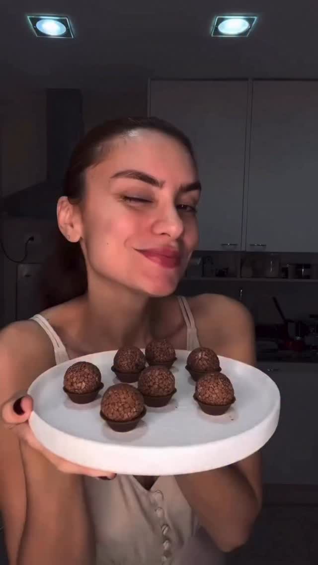 Um brigadeiro pra comer até a forminha 😱🩷🐜 Já me conta qual chocolate ...