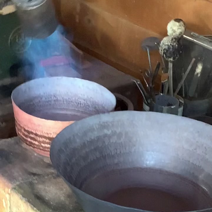焼なましの工程。 金属を鎚で打っては、なまし、打ってはなまし… 見極めながら。 #kanadecopper #鍛金 #銅 #copper ...