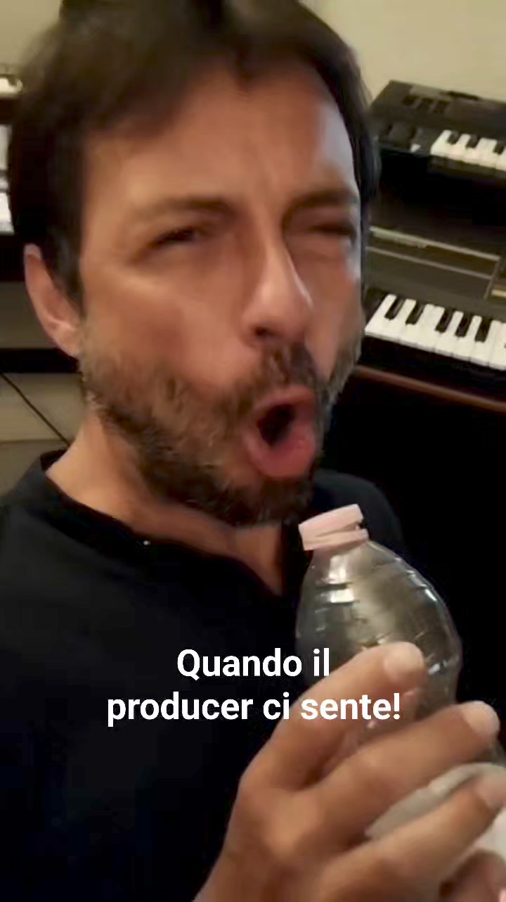 Ho provato a suonare questa bella canzone pop. Spero che vi piaccia 🥰 ...