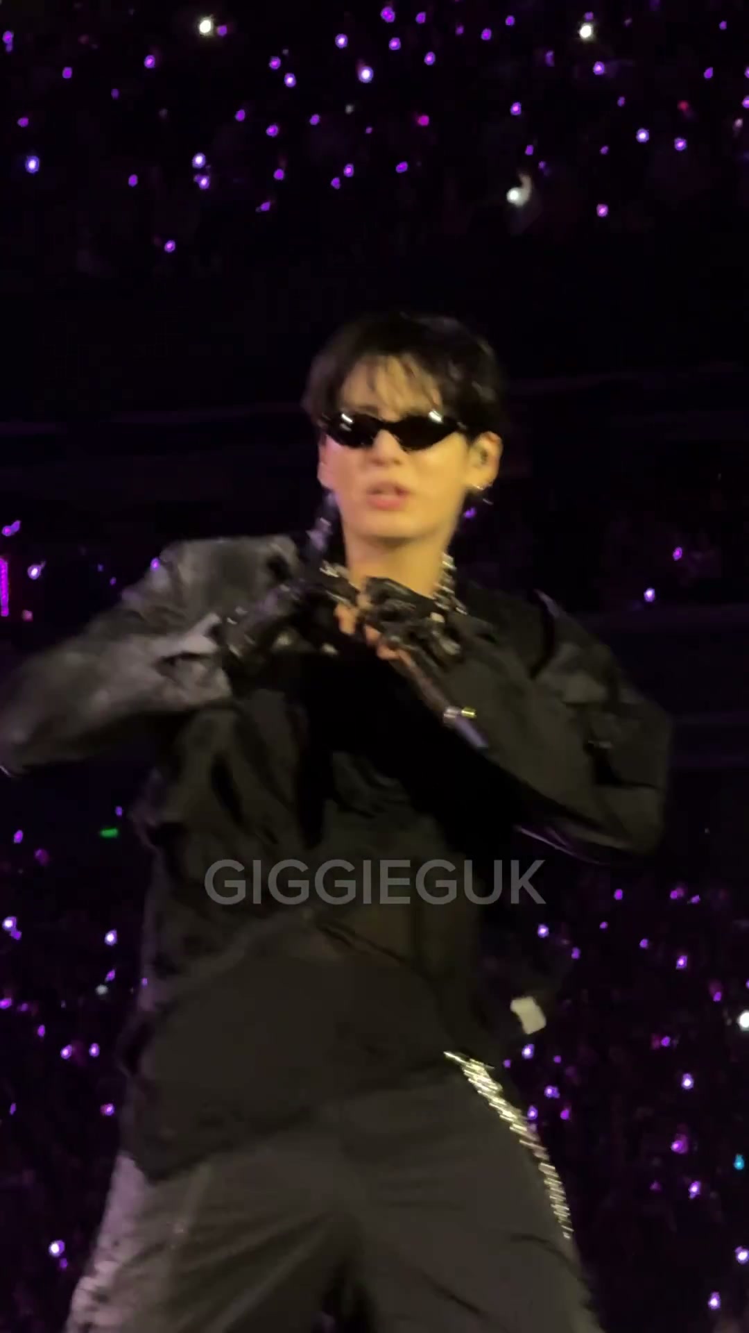 Jungkook throwing hearts to ARMYs 💞 260801 JUNGKOOK - BTS WORLD