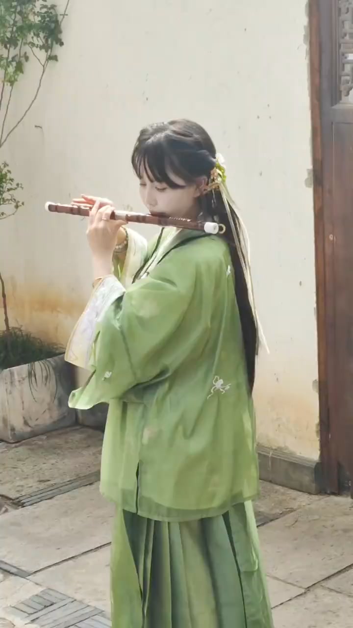 中国的传统乐器竹笛的声音总给人一种很潇洒的感觉！The sound of