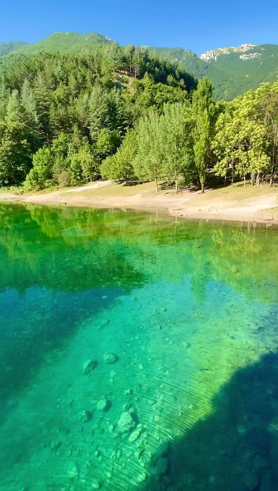 Il lago color smeraldo... in Abruzzo! | La finestra più bella d’Abruzzo ...