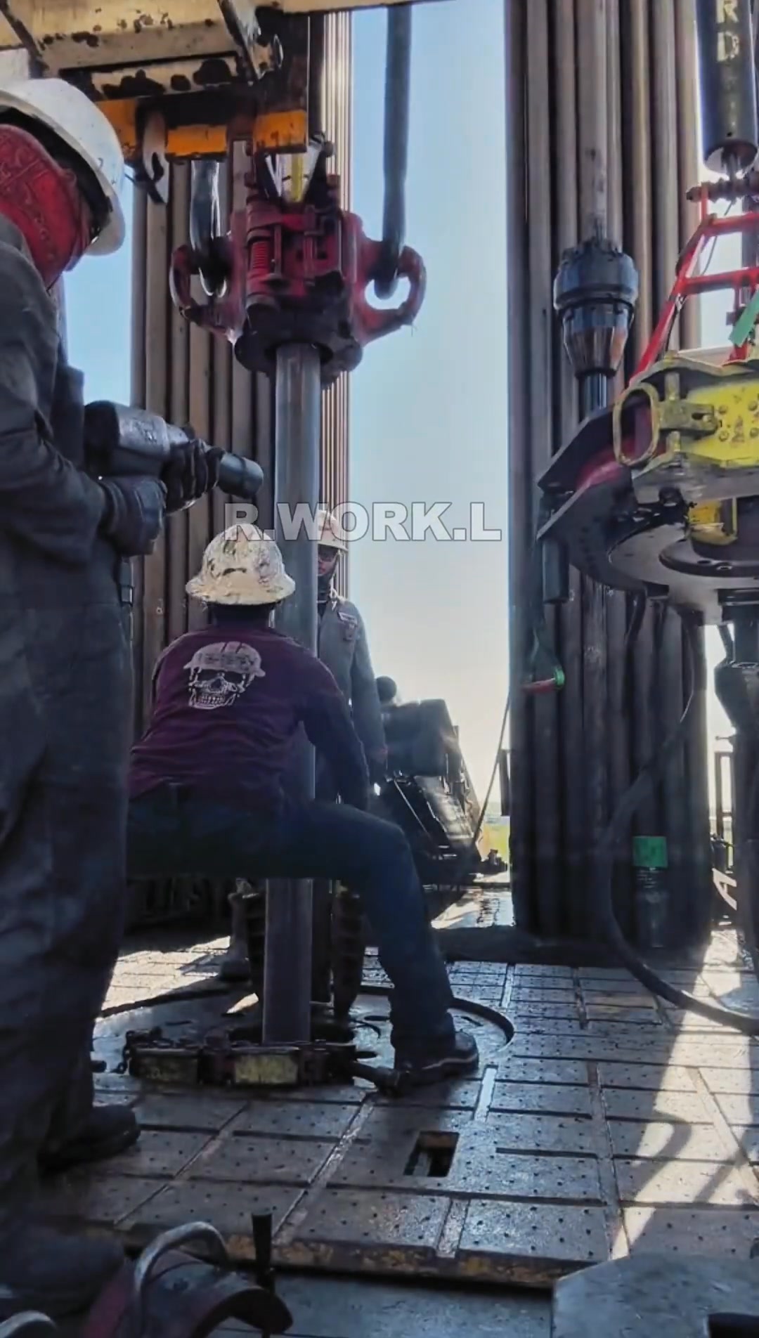 Floorman Fast Working on Rig #rig #ad #drilling #oil #tripping | Rig ...