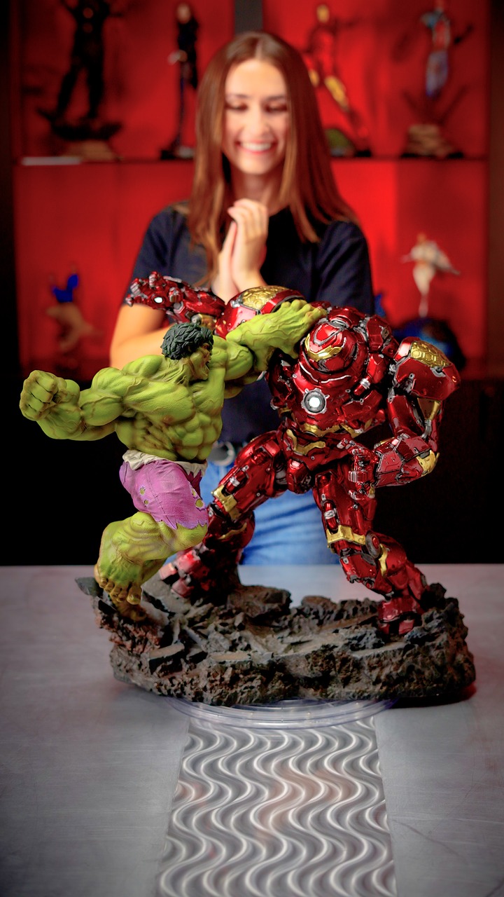 Brains and brawn are on display as we unbox the Hulk vs Hulkbuster