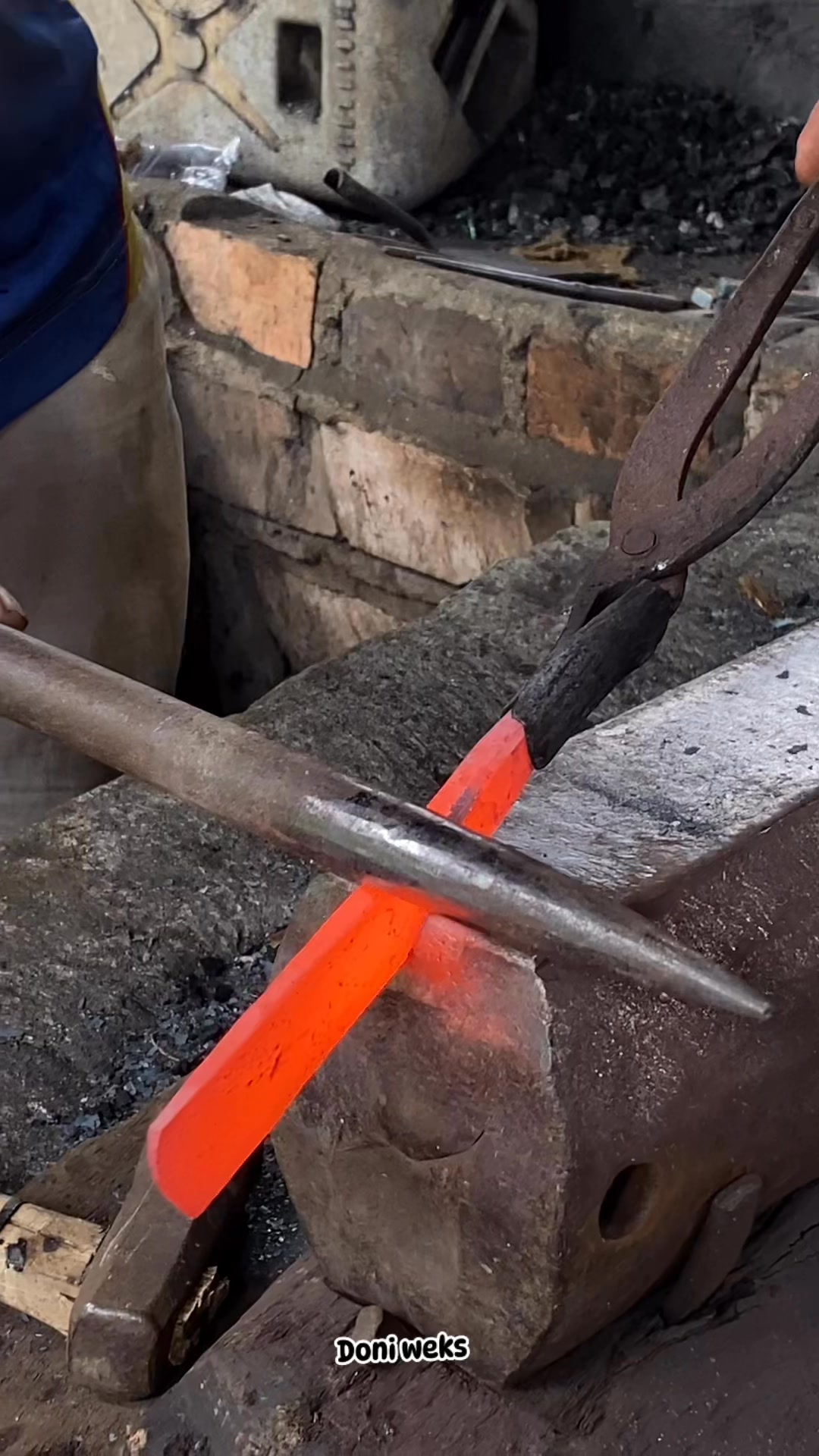 This is the process of making a pickaxe agricultural tool #blacksmith # ...