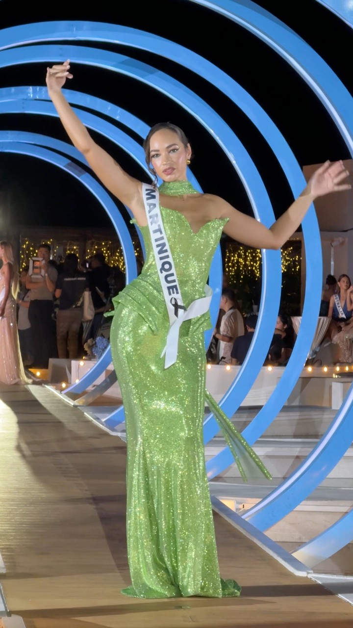 miss universe green dress 🇲🇶 Nice color gown of Martinique Célya Abatucci, Admin: María | Missosology FAB_FLORAL DRESSES