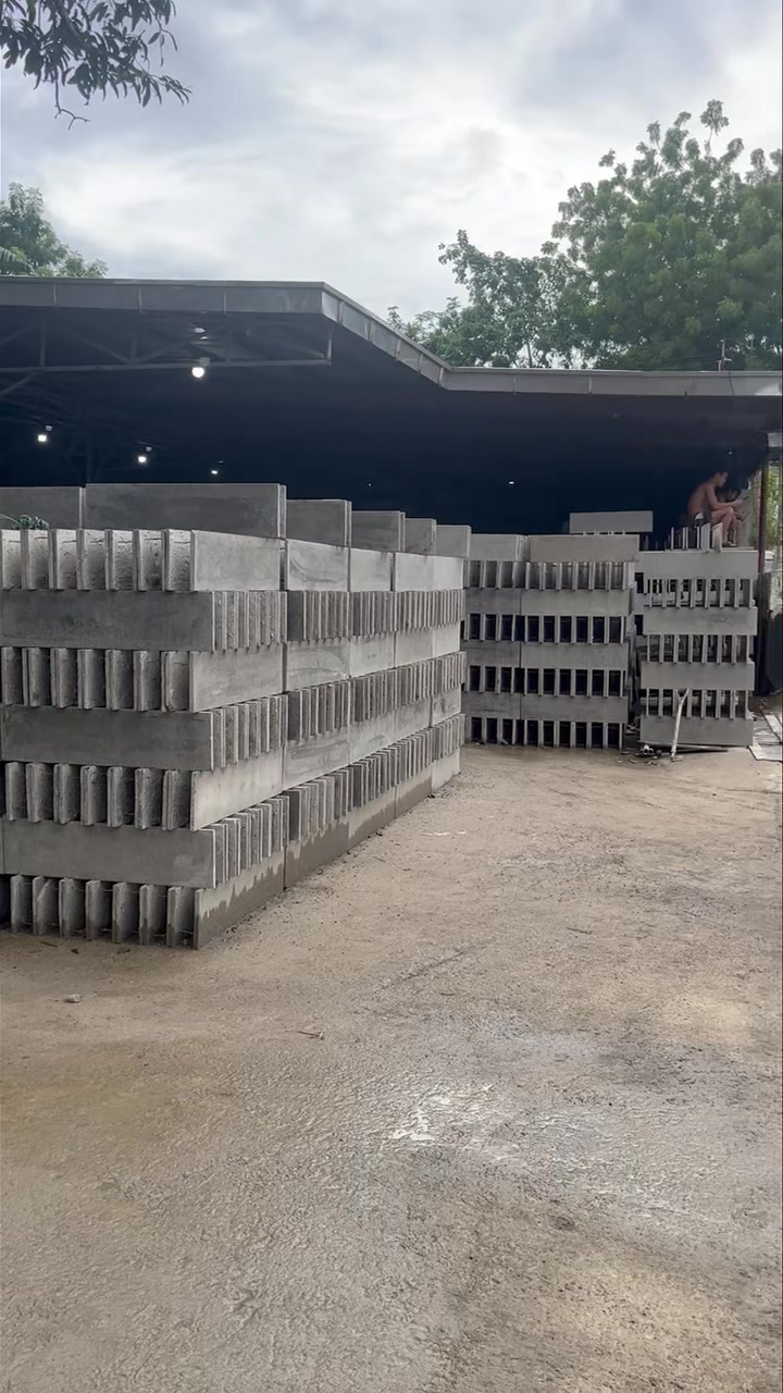 CONCRETE WALL FORMED BLOCKS PRECAST Length: 1 meter Height: .25 meter ...