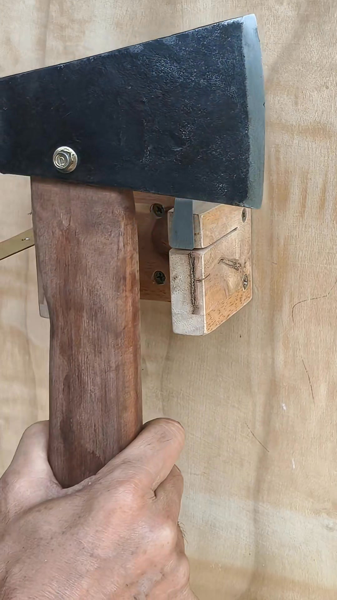 How to Make a Quick-Release Axe Holder for Your Workshop #diy #axe # ...