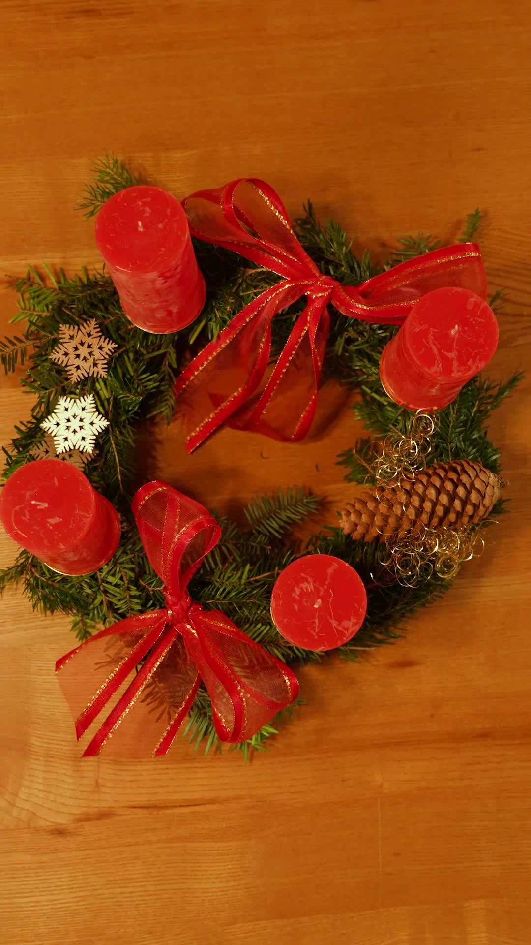✨ DIY Adventskranz ✨, So einfach geht’s: Nimm einen Strohring, befestige Tannenzweige, vier Kerzen und deine Lieblingsdekoration – fertig ist dein persönlicher Adventskranz! , Perfekt, um gemütliche