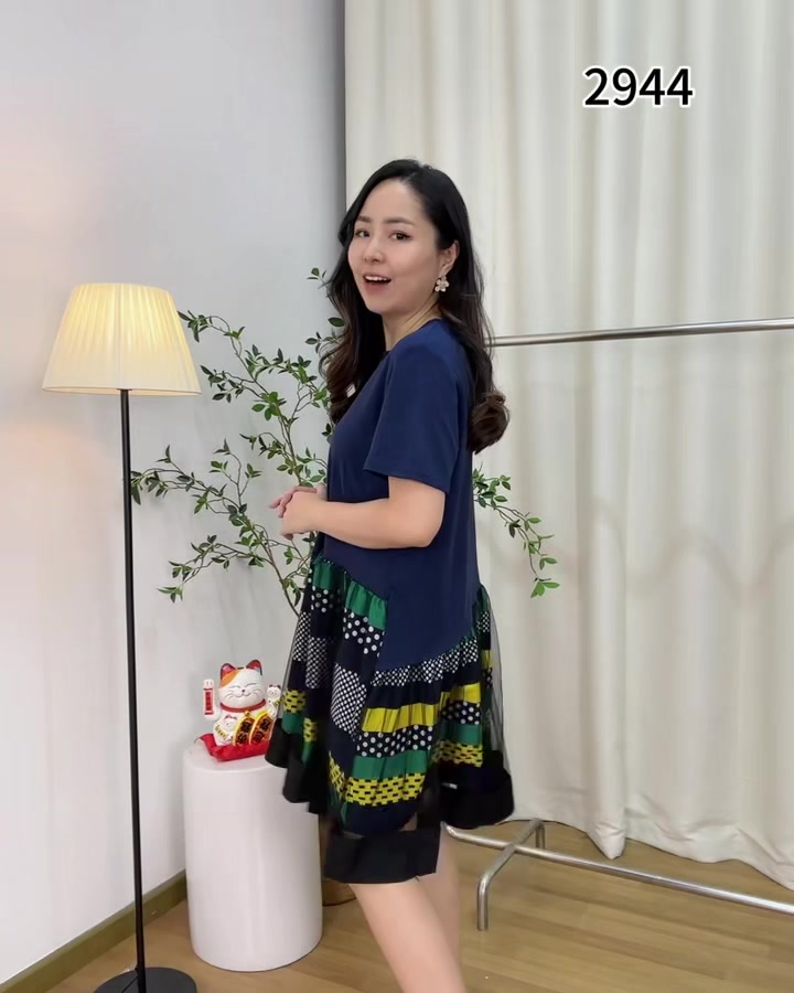 rc lady dress 😍😍😍RC Lady到新款啦✨大家都等很久了 , 长度也刚刚好 不挑人穿怎么穿都好看❤️‍🔥, 我留了😘, 2944 Batik Dress, Bust: 110-120cm Hip: 130cm Length: 93cm, Colour: Black/Blue, 原价RM79 福利价RM69, Agnes💃🏻主播 , 身高 162cm, 体重 56kg, 胸围 88cm, 腰围 Colour_Dark Brown
