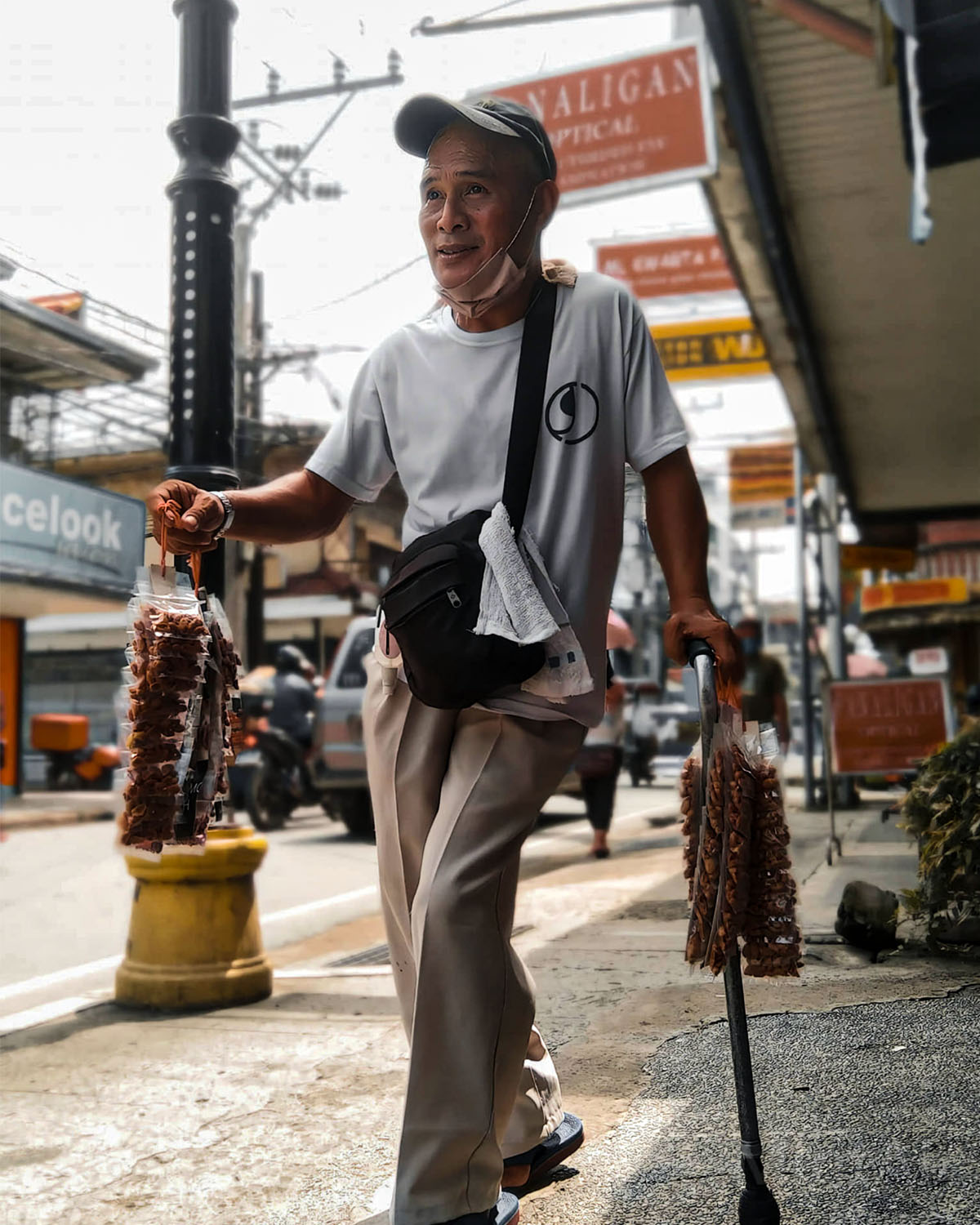 Kahit may kapansanan ay tuloy prin ang isang Lolo sa paglalako ng ...