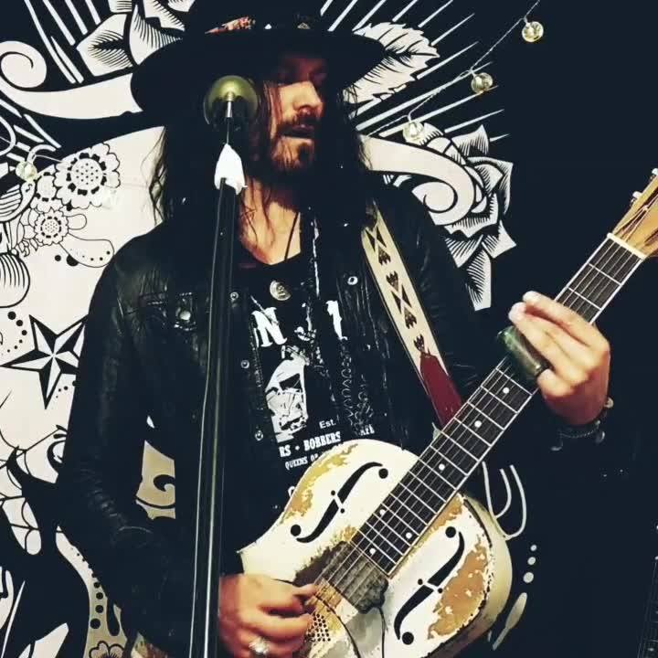 Guitar Master Bob Brozman playing 