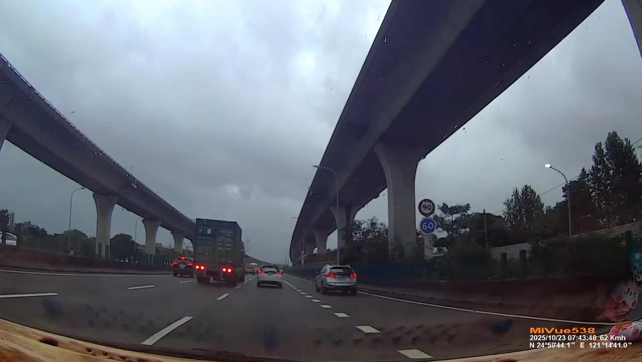 [事故]10/23 07:47,國1北向55.9K交通事故(07:53發布) 10/23 07:47,國1北向55.9K,1小客車+1貨櫃追撞 ...