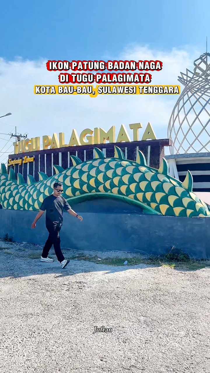 Tugu Simpang 5 atau patung Badan Naga di Palagimata, kota Baubau ...