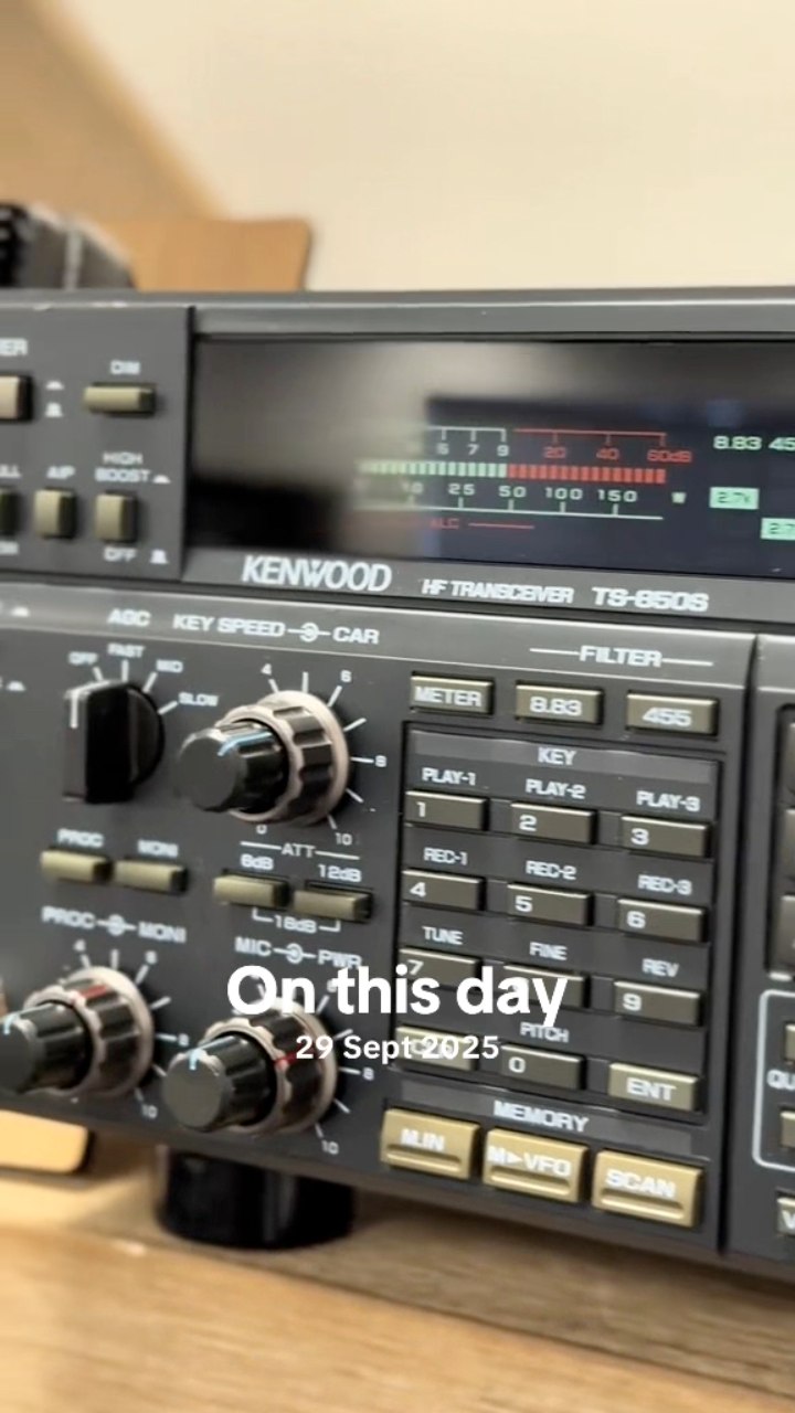 ケンウッドTS-850S Kenwood TS-850S: a proper classic for the shack. 📻🔥 If you've