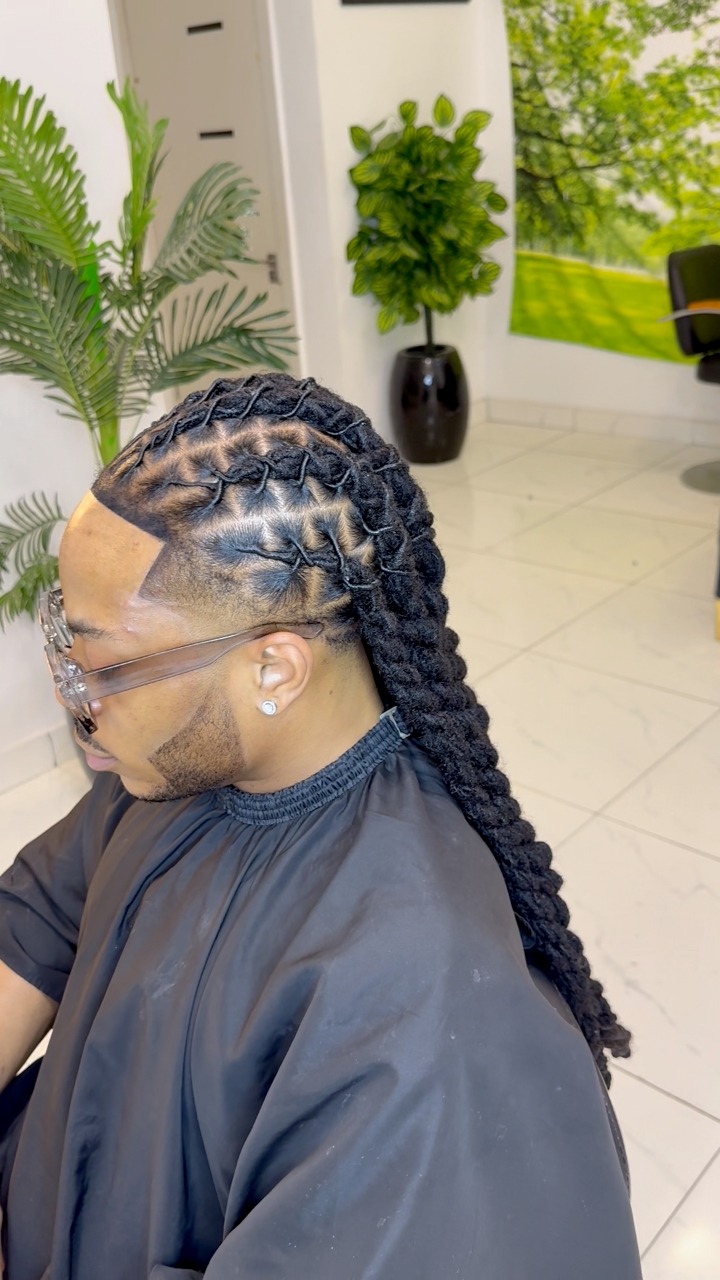 Palm rolling locs method. Watch to learn🙌🙌🙌 | Locpalace | Facebook