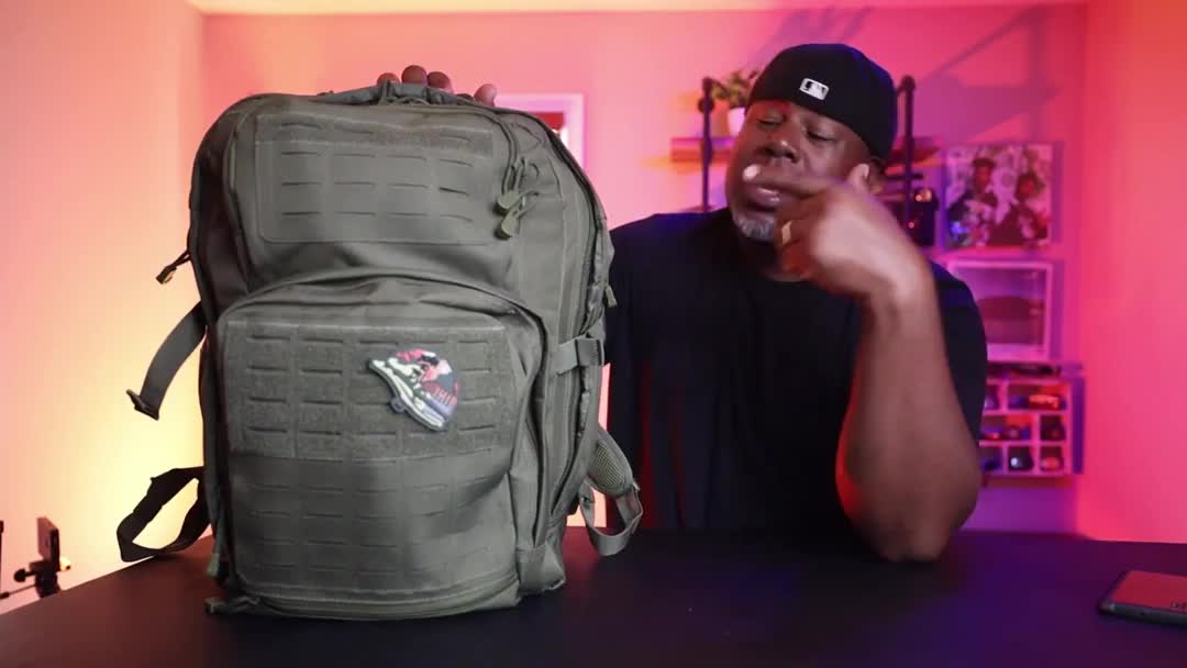 http www.lapolicegear.com kelty-sling-pack.html Kelty Spur 9L Sling Pack while the daisy chain detailing along the front of the bag is great for hanging keys and even combination locks for the gym when not in use Kelty Spur 9L Sling Pack