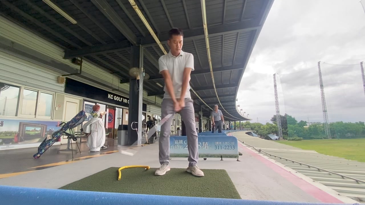 【雞翅膀】 初學者很常遇到 卻不容易改正的毛病 坊間有很多治療雞翅膀的都市傳說 例如：觸球後左手外旋 或是 桿頭往一點鐘方向丟 讓桿頭帶著身體 ...