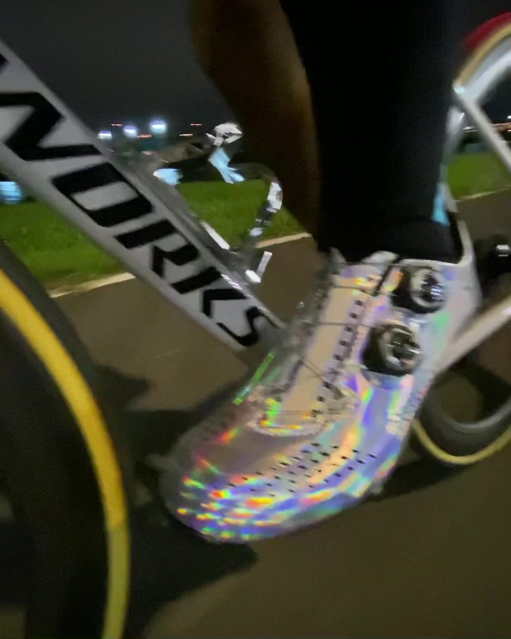 Light up the night! Hologram Kazze Shoes fuse maximum performance