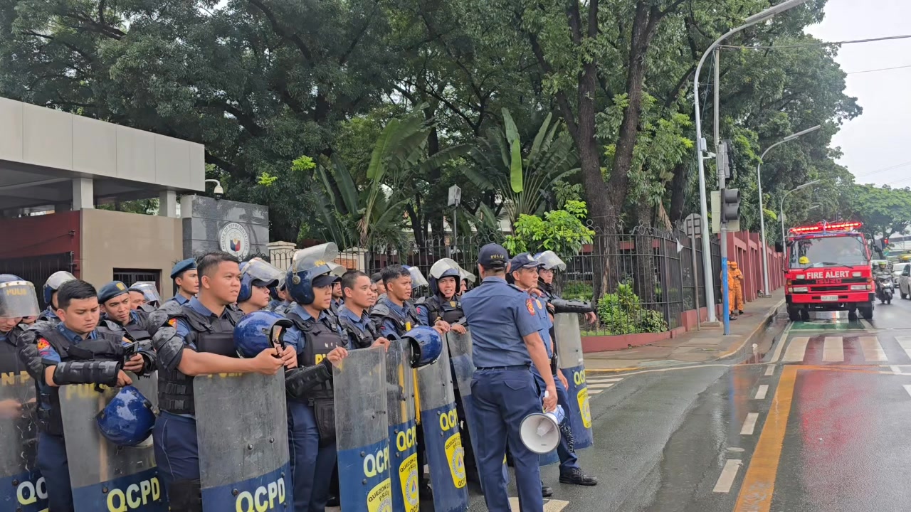 PANOORIN | May mga naka-pwestong mga pulis sa labas ng House ...