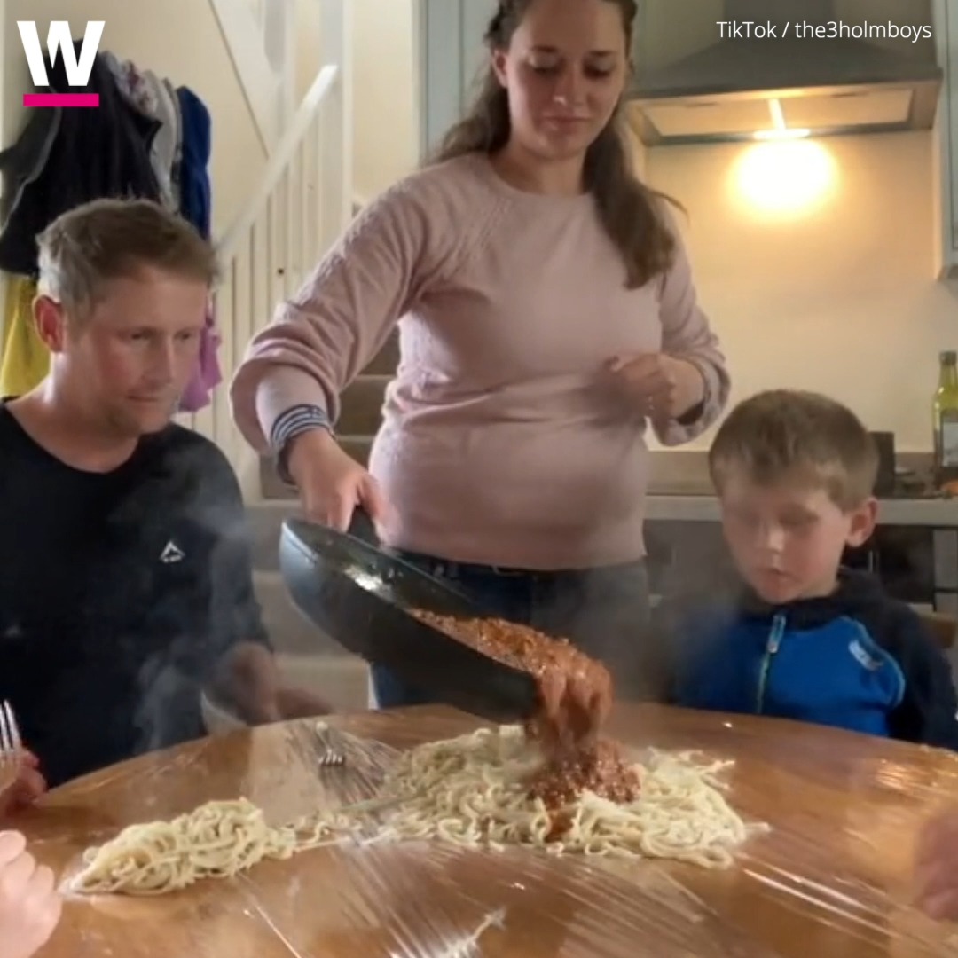 Der neueste TikTok-Trend heisst «Messy Dinner». Die Idee dahinter: Das Abendessen wird auf einem mit Klarsichtfolie überdeckten Tisch serviert – ohne Teller versteht sich., Das heisst, Familien essen