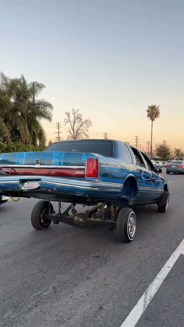 Lincoln Town Car lowrider hopping in the streets! 🔥🛞 Your ride's
