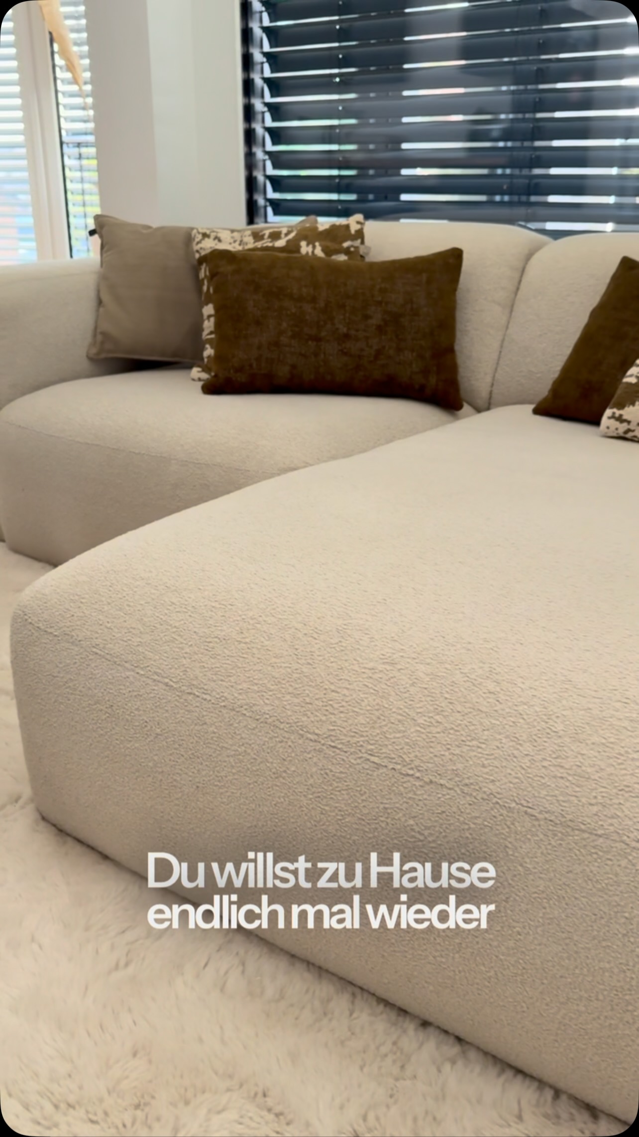 Unser TIMMY = einfach Sofa-Liebe. 🤍☁️, Modern, super gemütlich und dieser kuschelige Bouclé-Stoff… 😮‍💨, Mit 2,57 m schön kompakt und perfekt für fast jede Wohnung. Und wenn’s doch größer oder kleiner