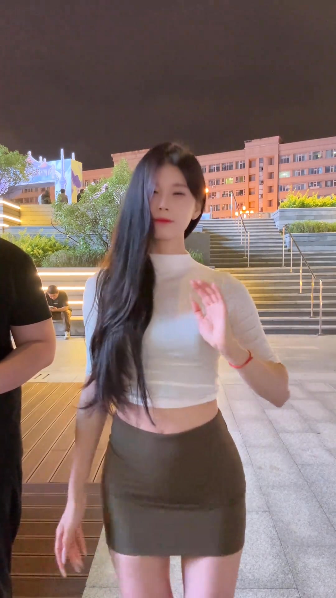 衣服都給你撇了 | 阿龍漫谈 | Facebook