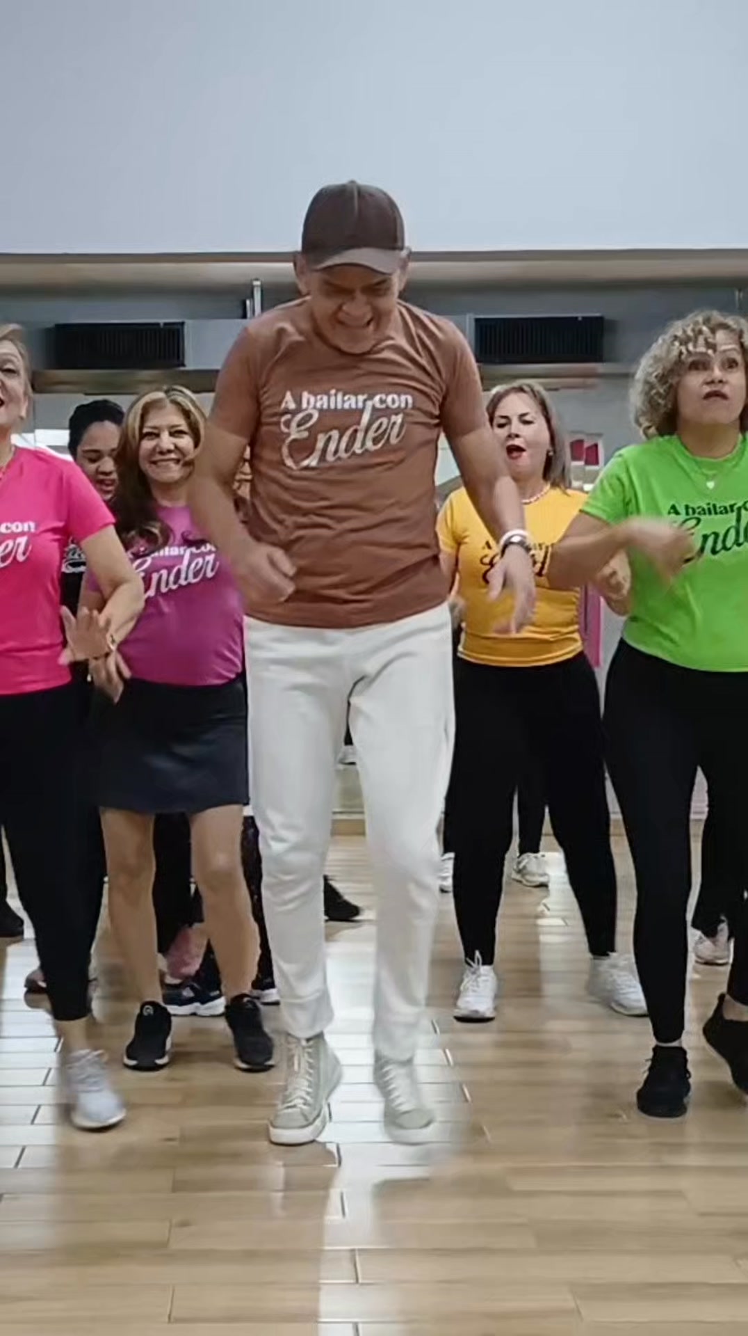 Bailando, bien guarachado, ese sabroso merengue 🎶Apágame la vela🎶 en la ...