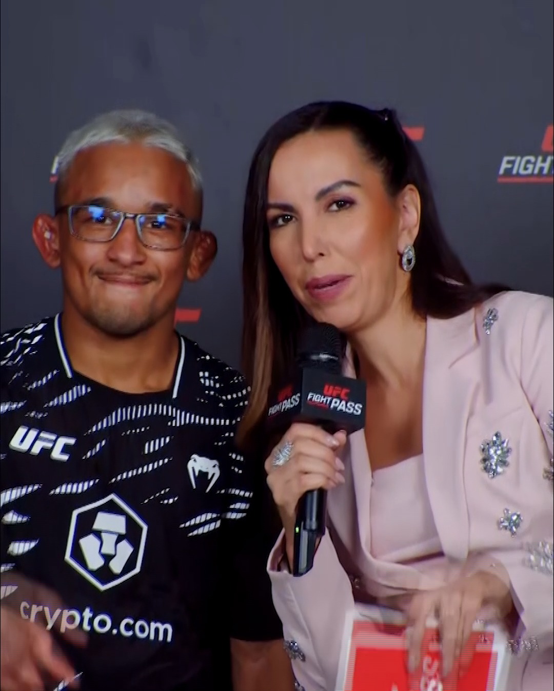 O brasileiro Lucas Rocha fala com a repórter Evelyn Rodrigues nos ...