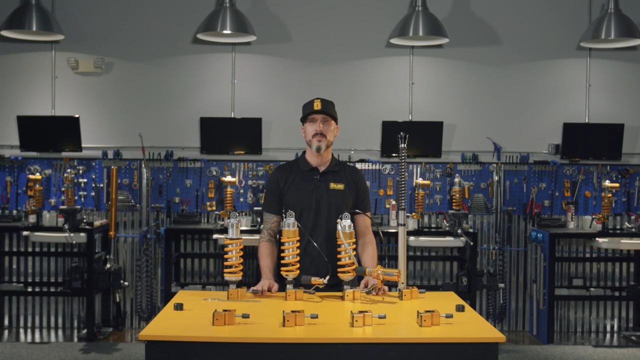 Take a look at the technical features of the Öhlins STX 46 rear