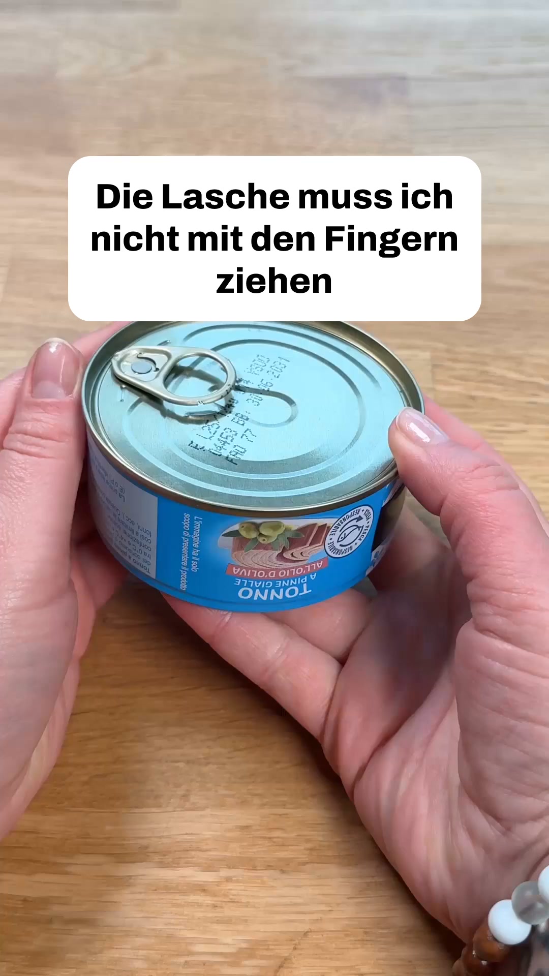 Ich wäre nie auf die Idee gekommen, die Dose mit einem Löffel zu öffnen, aber als Hebel unter der Lasche ist er wirklich praktisch., #KitchenHacks #SimpleSolutions | Creativo Deutschland