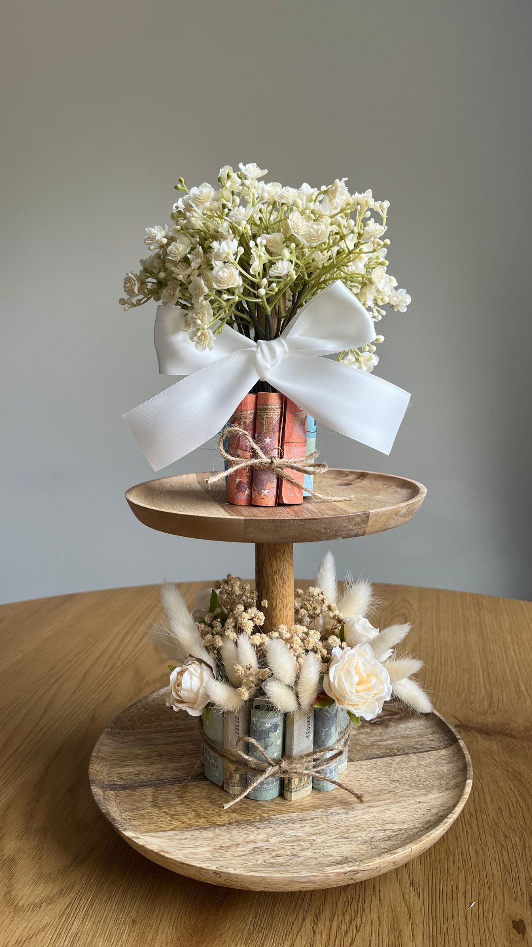 💐✨ Liebe auf zwei Etagen – ein DIY-Geschenk voller Herz!, Mit Kunst- und Trockenblumen, Liebe zum Detail und einer Prise Geldglück dekoriert 💸💍, Die Etagere bleibt als schöne Erinnerung an den großen