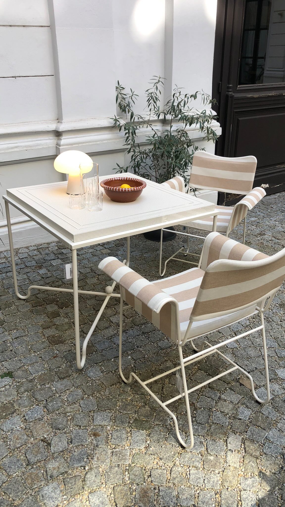 Unser Hof ist mit vielen neuen Gartenmöbeln wieder für euch geöffnet 🏡!, Mit dem heutigen Reel könnt ihr schon einmal einen kleinen Rundgang machen. Der Frühling hat im Moment nur eine kleine Pause