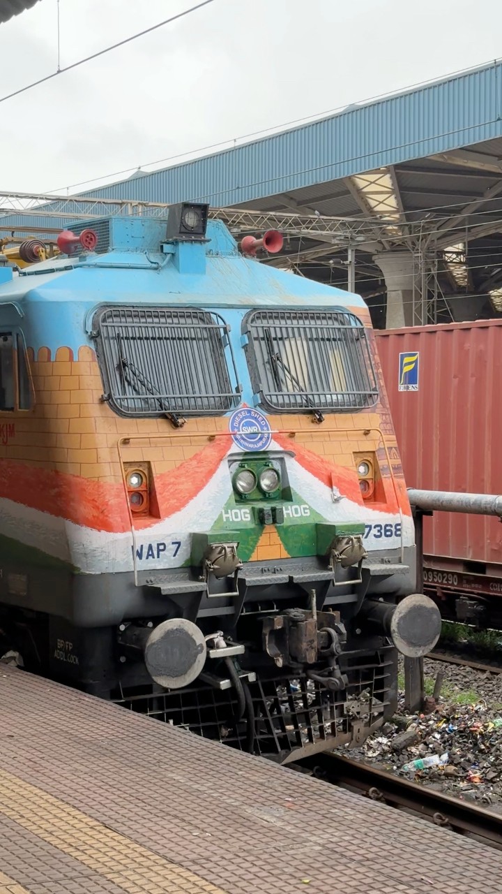 Brand-new Namma Karnataka livery of 37368 WAP7 of Krishnarajapuram ...