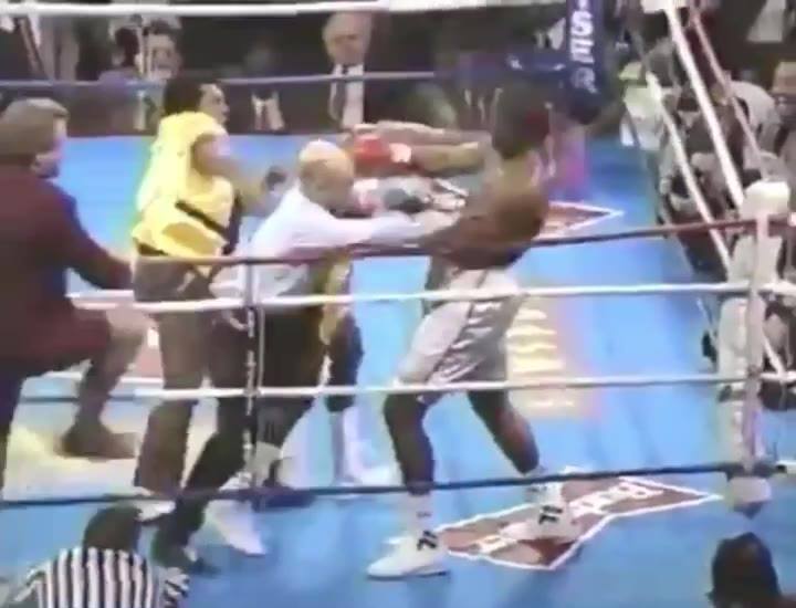 Vintage footage of a young Riddick Bowe 🎞 For more classic fights