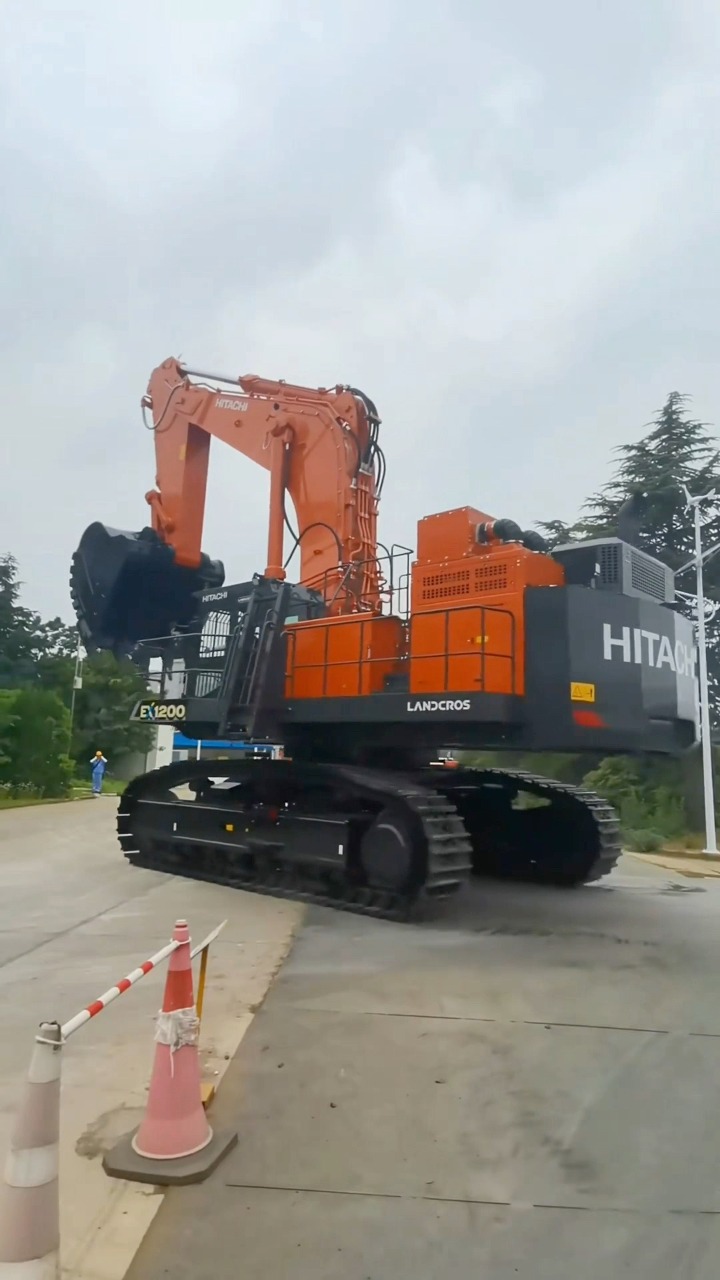 ✓ Hitachi ZX360 excavator available. Japan original, high