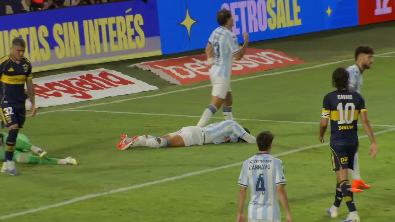¡MILAGRO EN EL ÁREA DE RACING! Cambeses chocó con Rojo y Santi Sosa ...