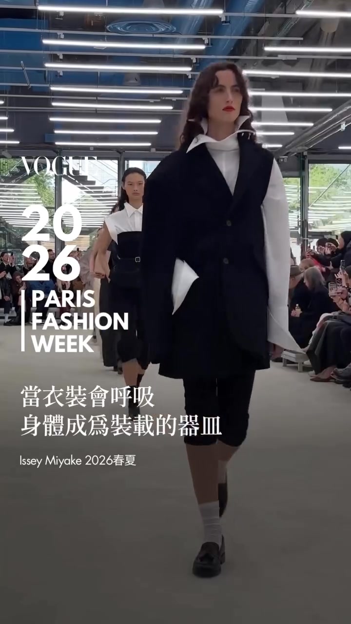 三宅一生 ISSEY MIYAKE 最新 2026 春夏大秀登場！設計師近藤悟史：「當衣裝獲得自主，當身體化為物件。在工藝與生命力的交錯間 ...