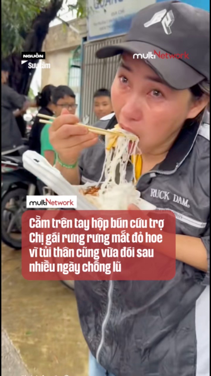 Cằm trên tay hộp bún cứu trợ. Chị gái rưng rưng mắt đỏ hoe vì tủi thân ...