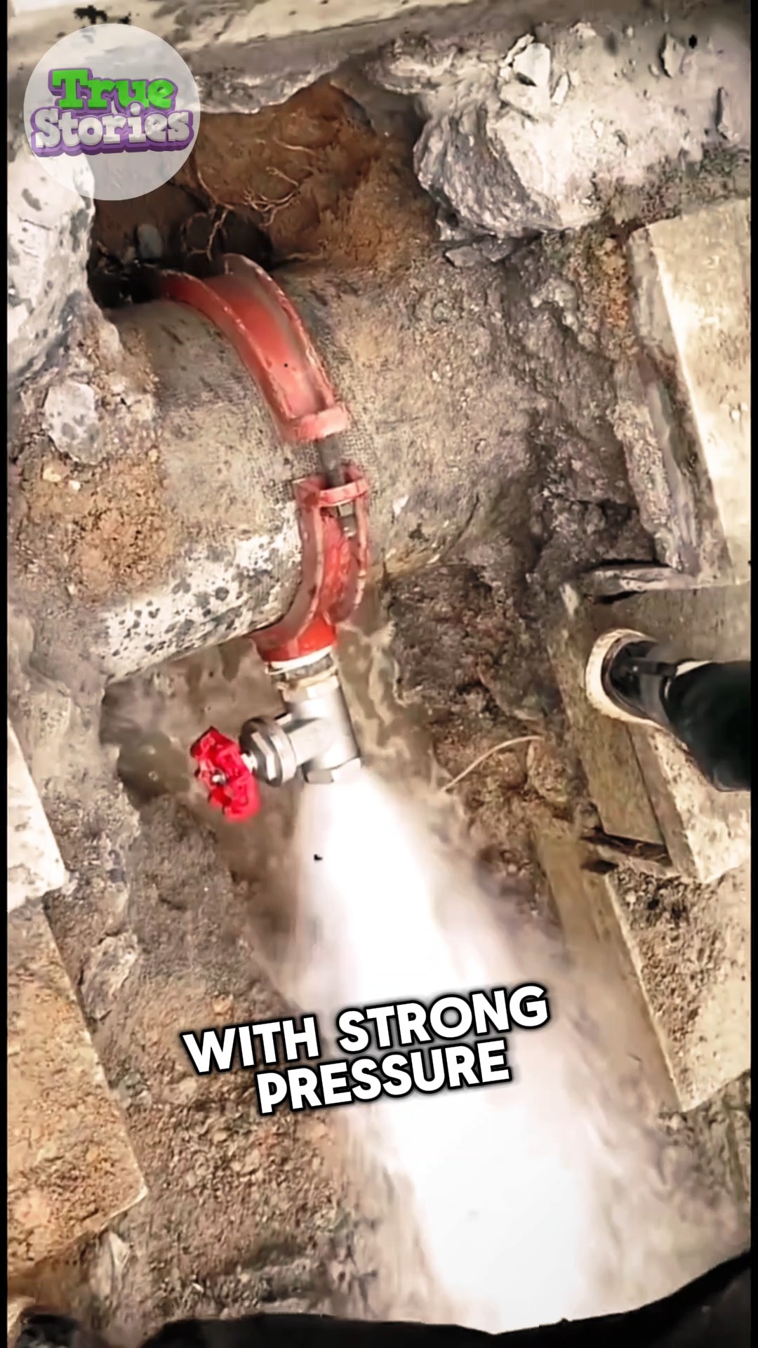 Cutting into a Live Water Pipe to Add a Valve | Easykee | Facebook