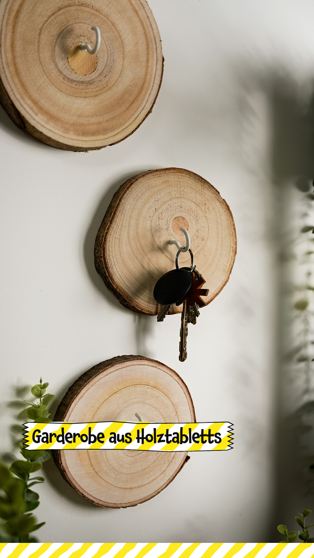 Aus dieser Perspektive habt ihr eure TEDi-Holztablets bestimmt noch nie betrachtet. 🍽️✨ Wir finden, als kreative Garderobe machen sie sich richtig gut. 😍 | TEDi Deutschland