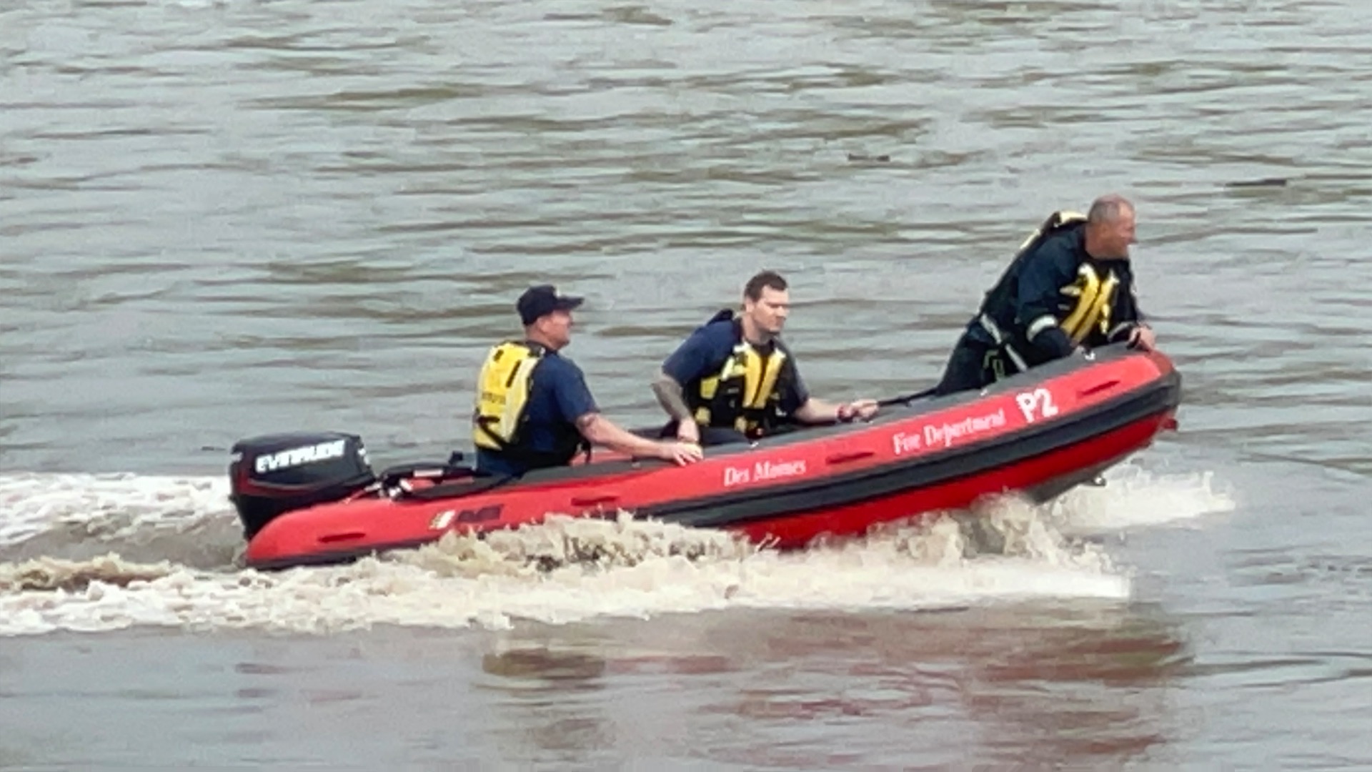A water rescue caught on video shows quick thinking cops and highly ...