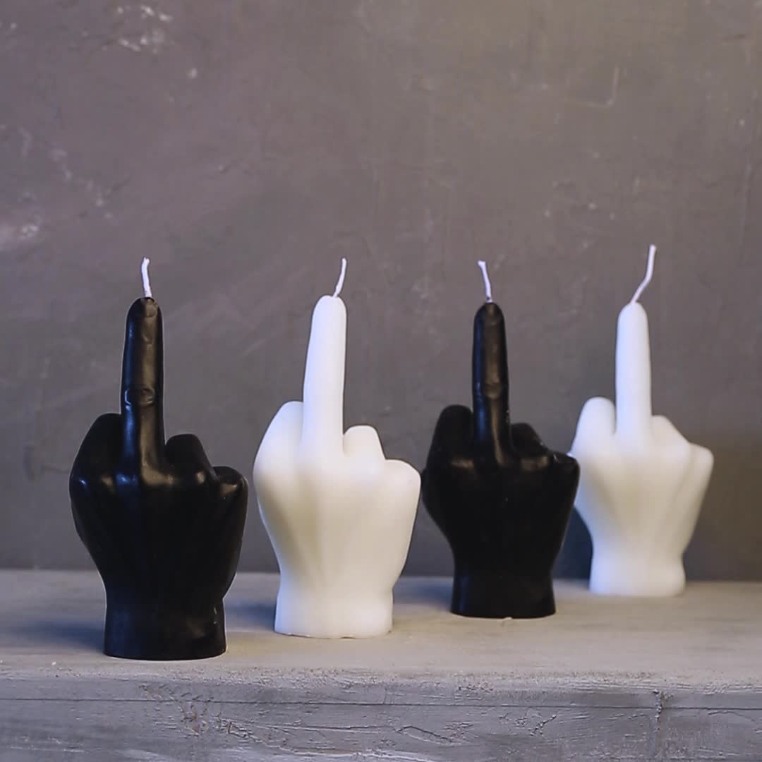 An welchen Tagen zündest Du unsere Statement-Kerze? 🕯 Abgesehen von Heute natürlich 😉, denn Heute feiern wir den Welt-Mittelfingertag 🎉, PS: In verschiedenen Größen erhältlich., #tedi #tedideutschland
