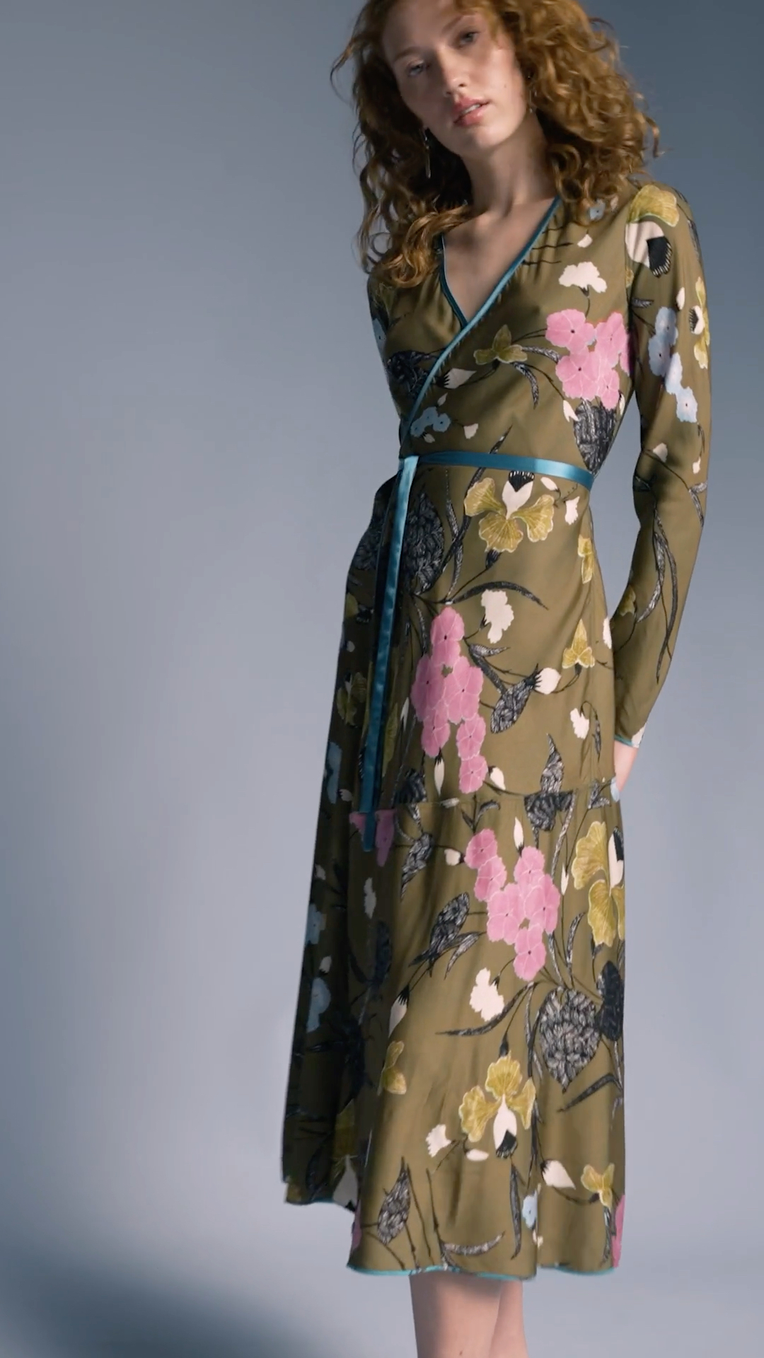 DVF ダイアンフォンファステンバーグ　Anica Dress サイズ4 Anika: the first-ever reversible satin wrap. #DVF | Diane von