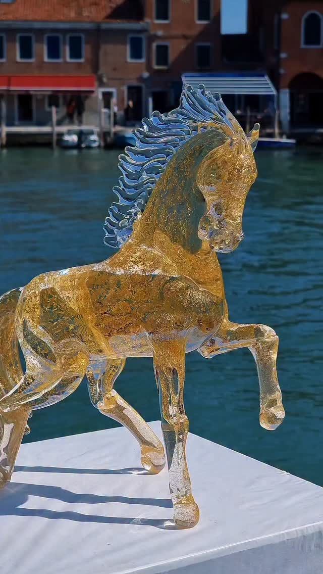 ガラス製馬のアートオブジェ　murano made in italy When glass becomes art. ✨ This horse in Murano glass with 24 kt