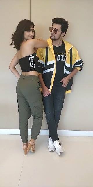 #DoDin, With Akanksha Sharma Darshan Raval Facebook