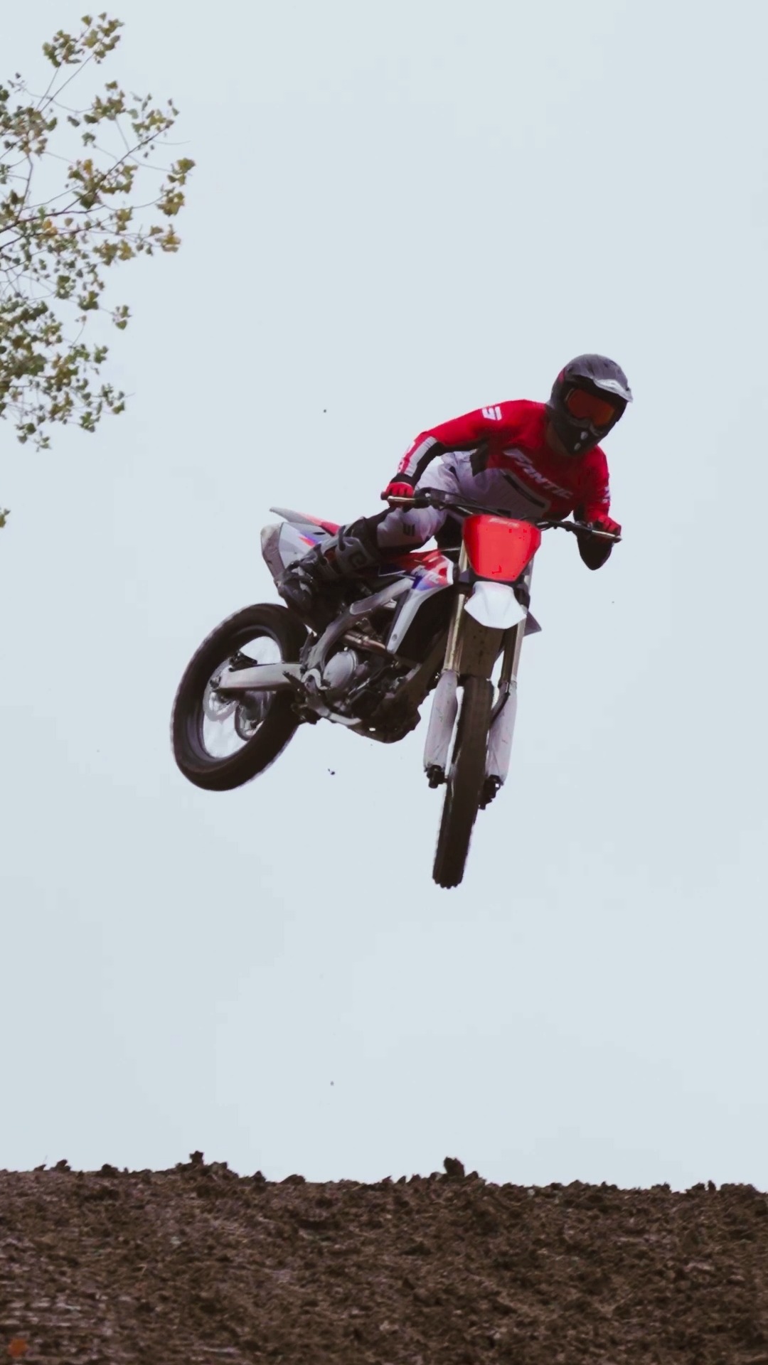 🏁No need to raise your voice. The Akrapovic Exhaust System does