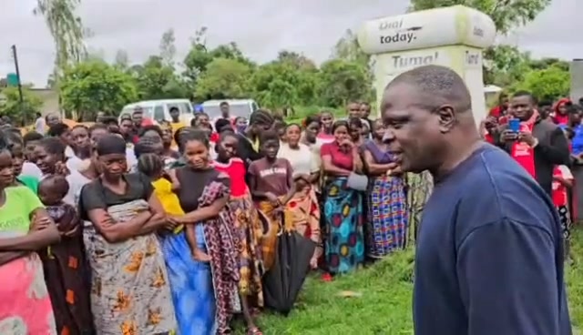 ENOCK MUNDIA STORMS LIANGATI, DONATES K5,000 AND 300 T-SHIRTS TO BOOST ...