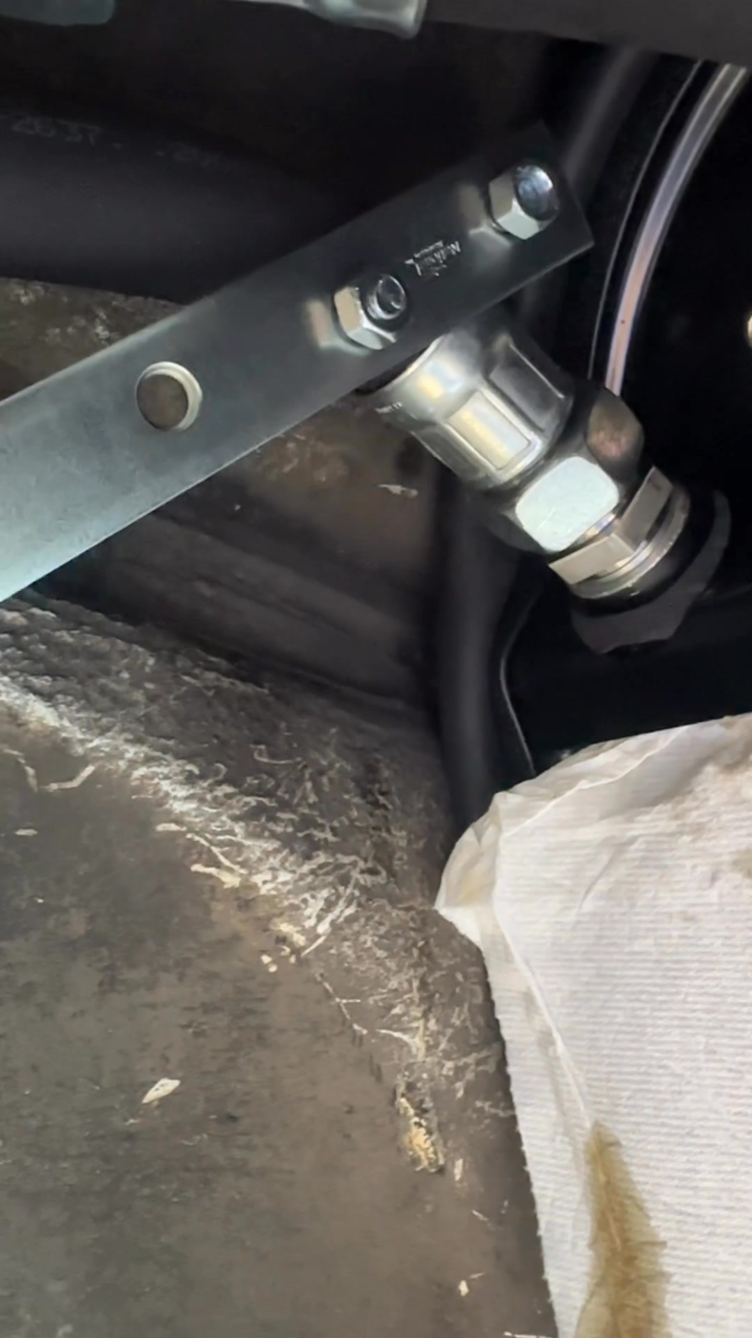Tool for installing oil cooler hoses on 911